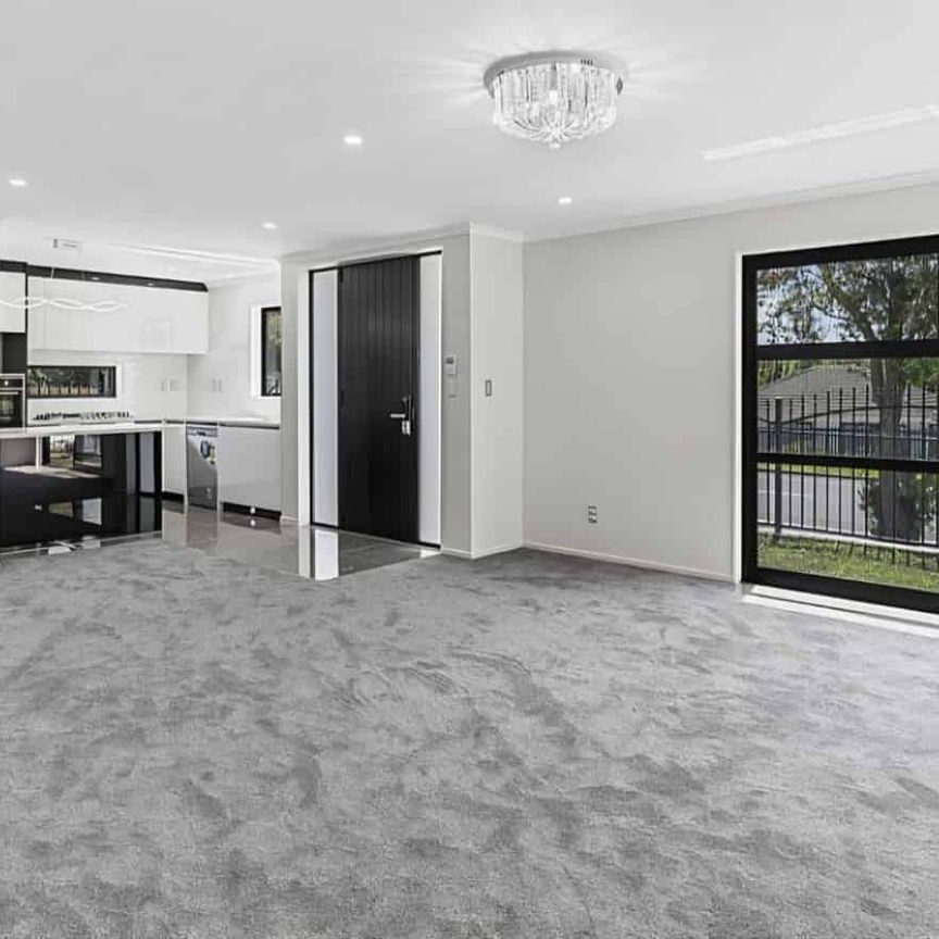 36 Christmas Road - Charming 5BR Manurewa Haven - Photo 1