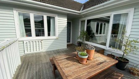 Sun drenched warm Karori home with green vistas - Photo 5