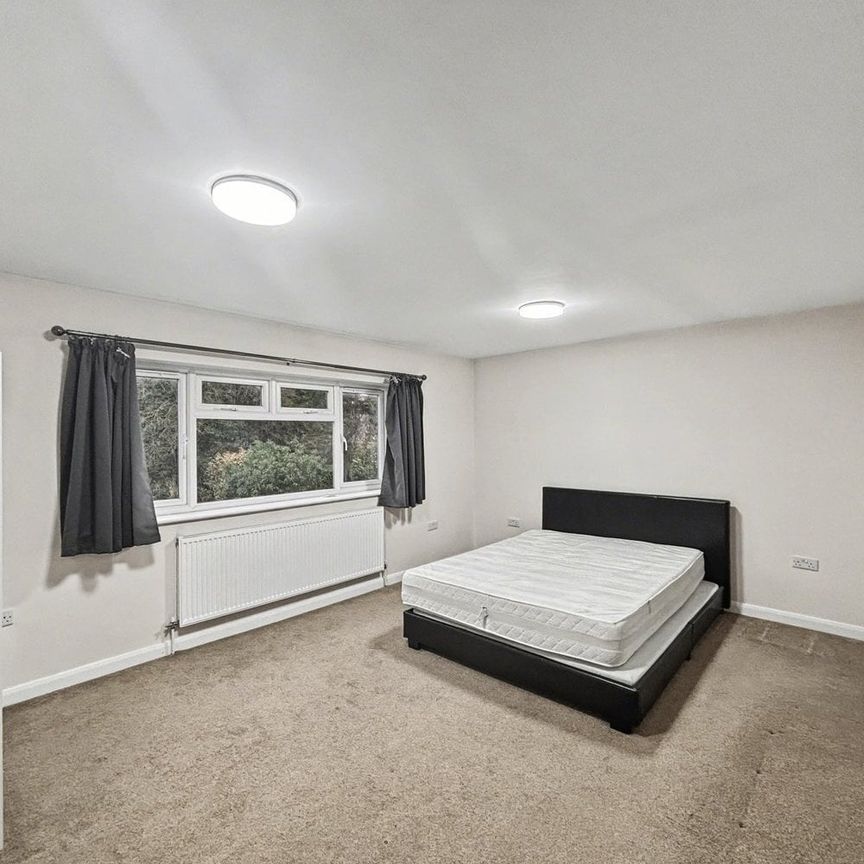 Burgess Avenue, London, NW9 - Photo 1