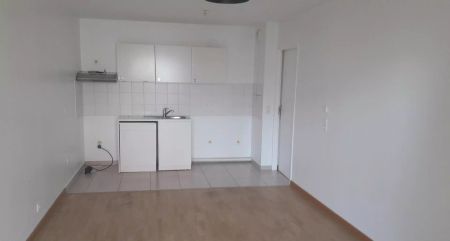 location Appartement T2 DE 42.9m² À RIS ORANGIS - Photo 2