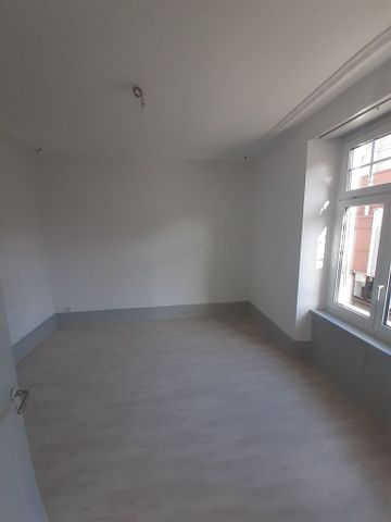 High ceiling and beautiful finishes - Photo 3