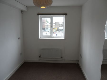 2 bed Apartment - Photo 2