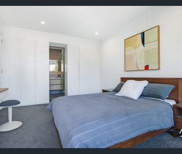 Designer Three-Bedroom Home in a Premier Abbotsford Location - Photo 3
