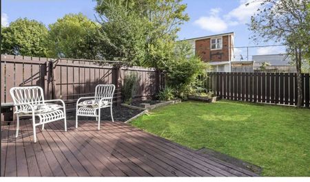 Quiet 3 Bedroom Conveniently located in Glen Eden - Photo 3