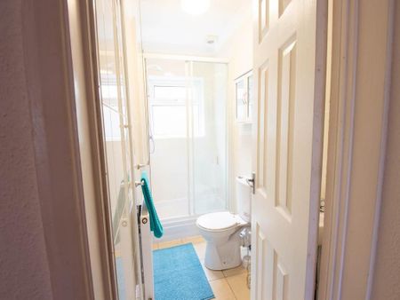 1 bedroom in a house share to rent - Photo 4