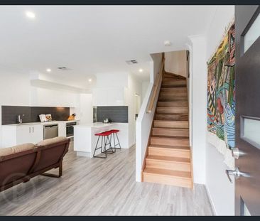 Near New Townhouse with quality Inclusions, Great Location - 6 mont... - Photo 3