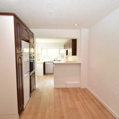 3 bedroom property to rent in Cobham - Photo 1