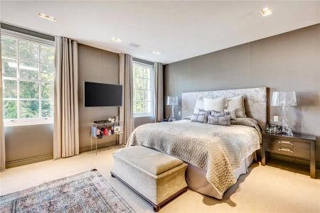 6 bedroom house in Knightsbridge - Photo 2