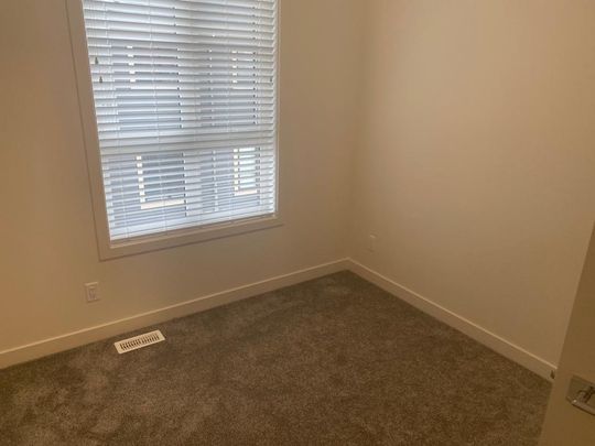 Few Years old! 3BDRMS SINGLE GARAGE TOWNHOME IN WALDEN! - Photo 1