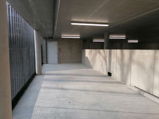 Nieuwbouw appartement op de 1ste verdieping met twee slaapkamers, terras, één parkeerplaats en een kelderberging. - Photo 1