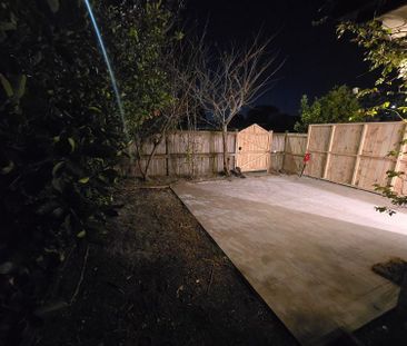Charming 2 BedRoom Flat with Garden! - Photo 6