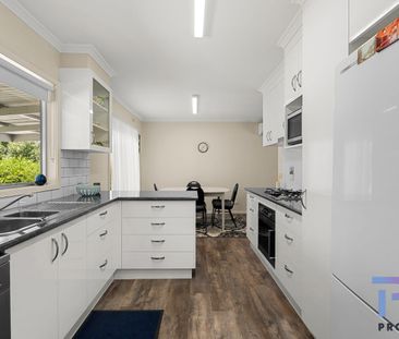 NEAT AS A PIN! - Photo 5