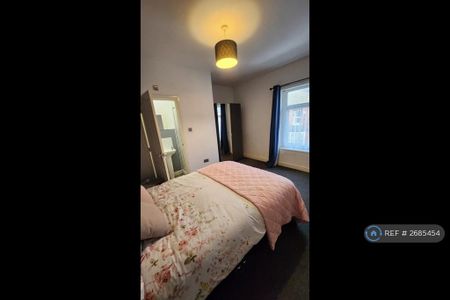 1 bedroom in a house share to rent - Photo 2