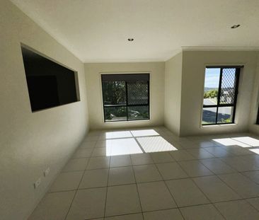 4 Bedroom Home in Quiet Pacific Pines Location! - Photo 2