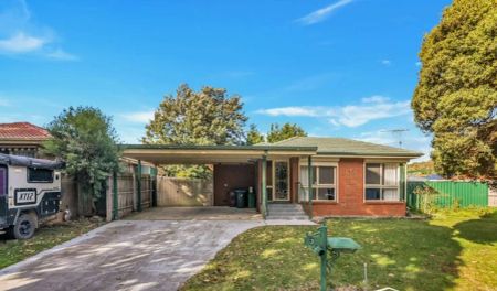 3 Selkirk Court, Berwick VIC 3806 - Photo 2
