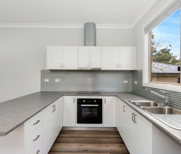 Three Bedroom House with Enclosed Backyard and Separate Laundry - Photo 5