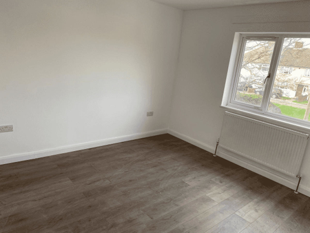 Home Gardens, Dagenham, RM10 - Photo 3