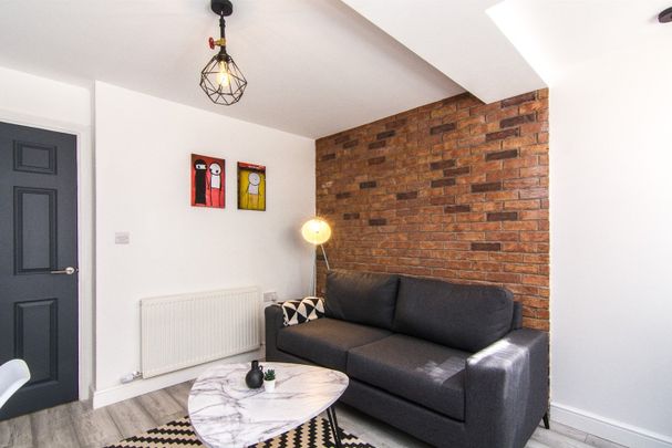 5 Bed Terraced House, Hollis Road, CV3 - Photo 1