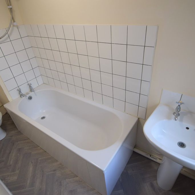 To Let 1 Bed Ground Floor Flat - Photo 1