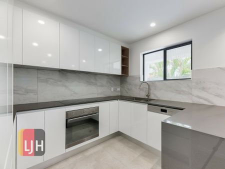 LUXURY TWO BEDROOM UNIT IN BOUTIQUE COMPLEX - Photo 4