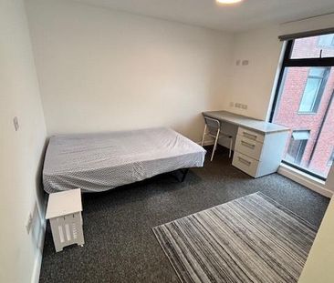 1 bedroom in a flat share to rent - Photo 2