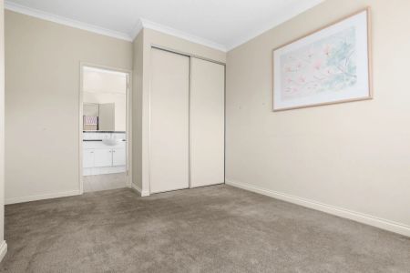 Contemporary Style, Expansive Living - Photo 4