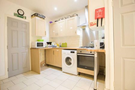 1 bedroom in a house share to rent - Photo 3