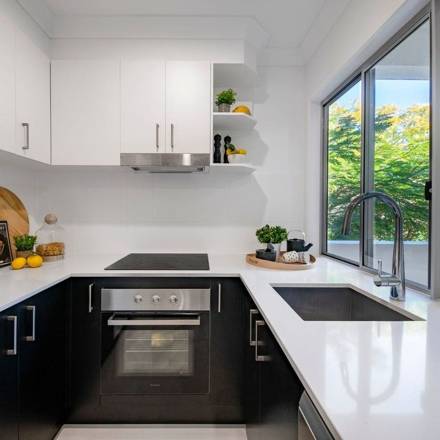 Bright and breezy modern apartment - Photo 1