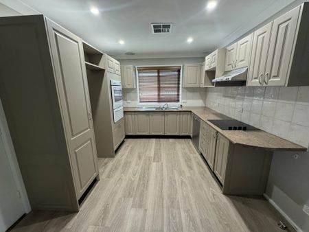 27 Mazepa Avenue, South Penrith NSW - Photo 3