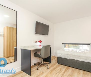 5 bed Apartment for Rent - Photo 3