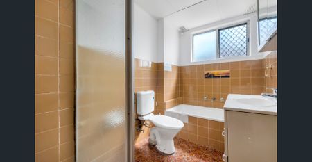 Large, two-bedroom apartment in convenient location - Photo 2