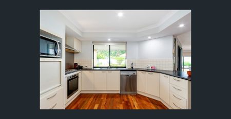 ABSOLUTELY STUNNING FAMILY HOME - A RARE FIND! - Photo 3