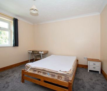 Student house on Redhill drive - Photo 4