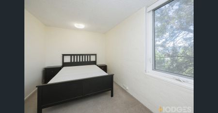 Sun filled 2 bedroom 2 bathroom penthouse apartment with city views and rooftop terrace! - Photo 4