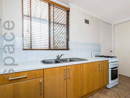 Furnished 1 bedroom unit in Claremont central - Photo 5