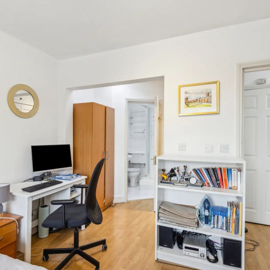 2 bedroom flat in London - Photo 1