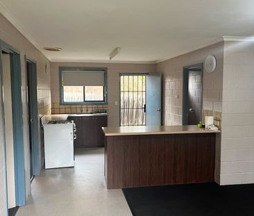 2 Bedrooms, Great location! - Photo 3