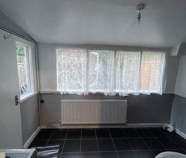 Room in a Shared House, Albert Square, E15 - Photo 5