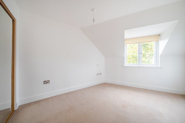 Flat to rent - Oakwood Avenue, Beckenham, BR3 - Photo 1