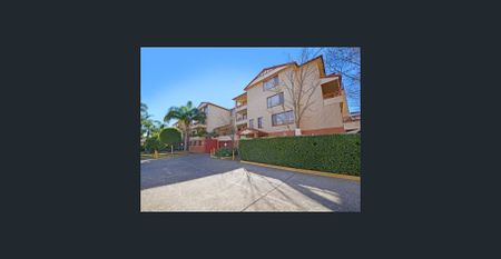 Spacious One Bedroom Apartment With Sunny Courtyard - Photo 4