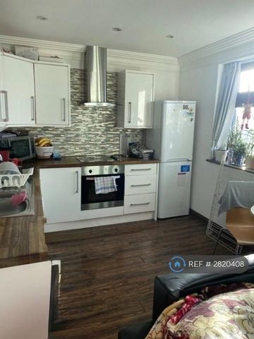 1 bedroom in a flat share to rent - Photo 3