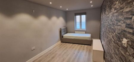 5 bedroom end of terrace house to rent - Photo 3