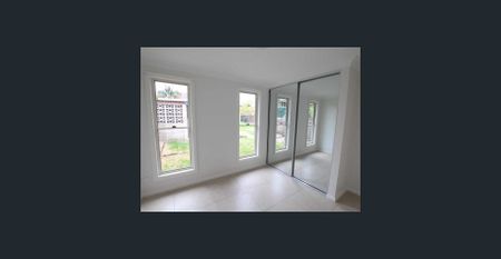 Fully fenced, two bedroom granny flat with gas cooktop! - Photo 4