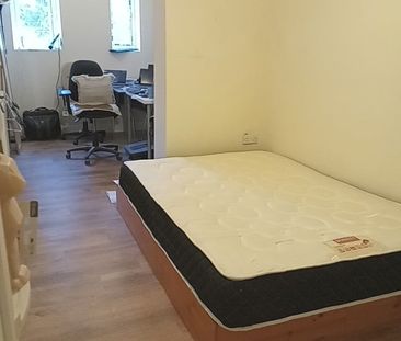 Room in a Shared House, Albert Square, E15 - Photo 1