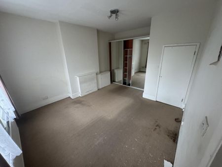 3 bedroom flat to rent - Photo 3