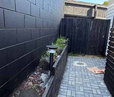 Modern Townhouse in Central Mangere - Photo 2