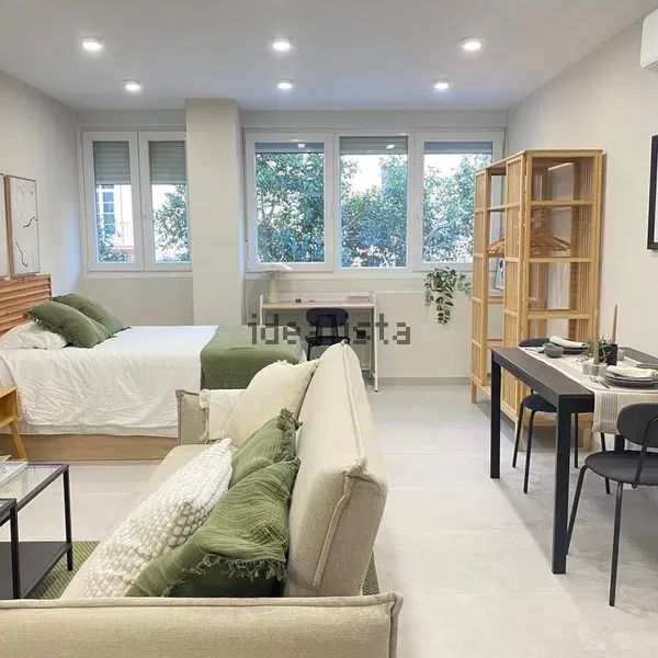 Alquiler de estudio en Avenida Doctor Gálvez Ginachero - Photo 1