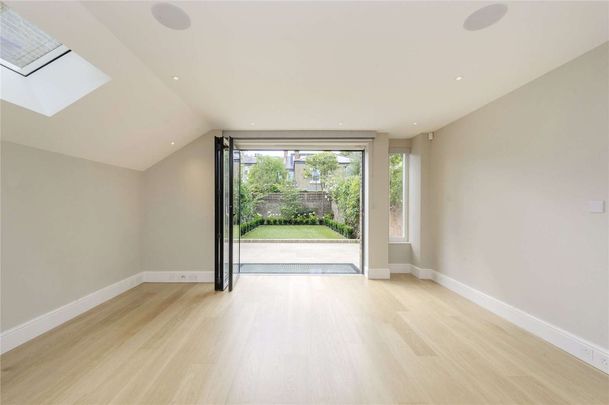 A beautiful five bedroom house on Balliol Road - Photo 1