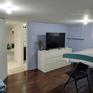 one bedroom basement apartment Dufferin/Eglinton - Photo 2