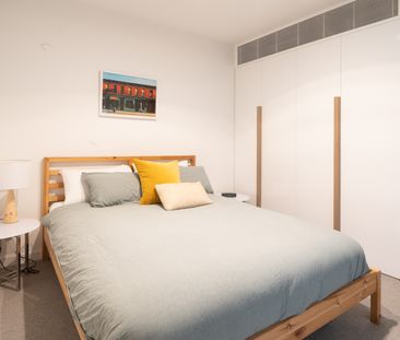 FULLY FURNISHED APARTMENT, UNBEATABLE RICHMOND LOCATION! - Photo 2